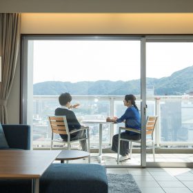 自然の中で過ごすように、心から寛げる客室づくりを目指しました　＊冬期間、バルコニーの椅子・テーブルの設置はございません

