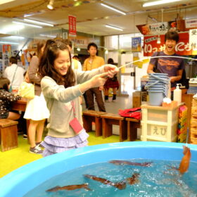 【8月】釣って、食べて、大満足！函館朝市で新鮮イカ釣り体験
