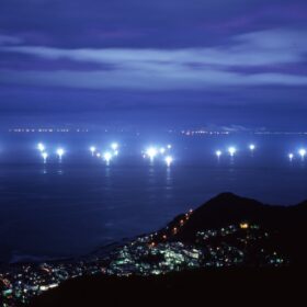 【8月】　～夏のフィナーレ～ 　　　　　　　　　　　　　　　　　　　　　　　　　　　　　　　　　　　　　　　　　　　　津軽海峡の漁火と夜空を彩る「湯の川温泉花火大会」